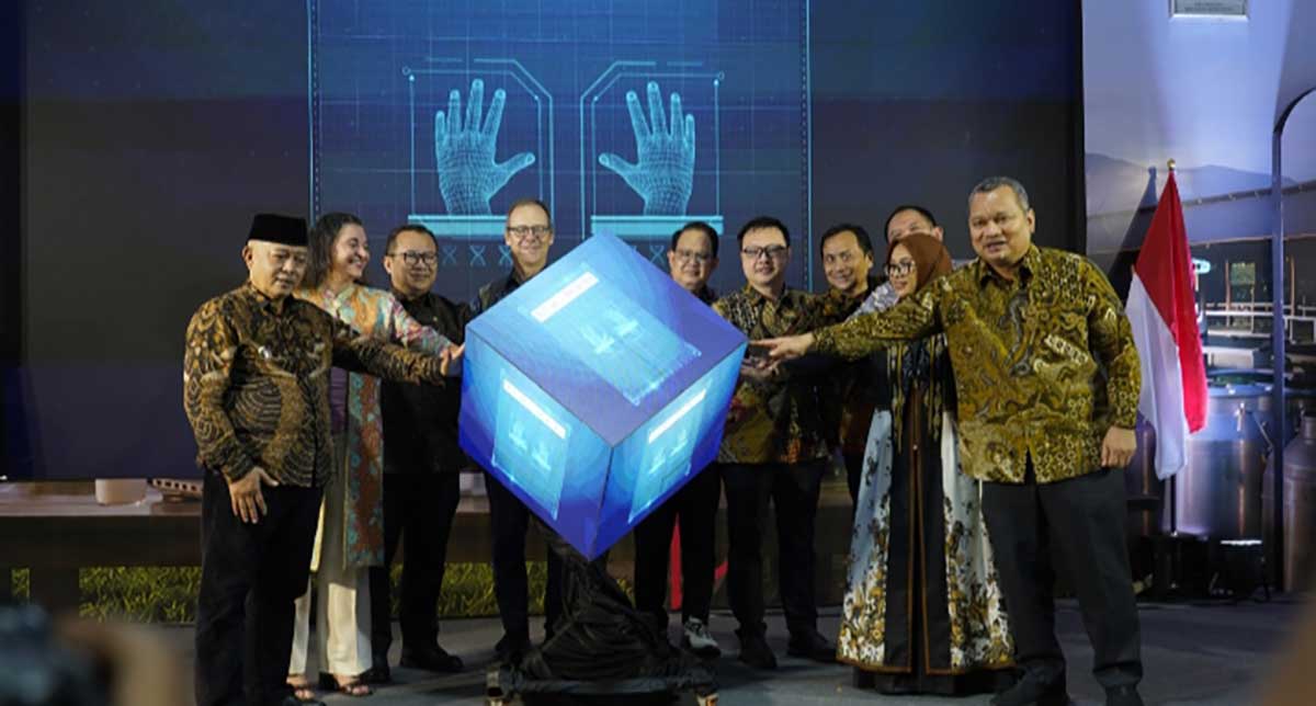 Penandatanganan MoU yang melibatkan pemerintah daerah, koperasi, akademisi, dan lembaga jasa keuangan sebagai mitra strategis dalam pengembangan ekosistem susu sapi perah yang berkelanjutan di Jawa Timur.