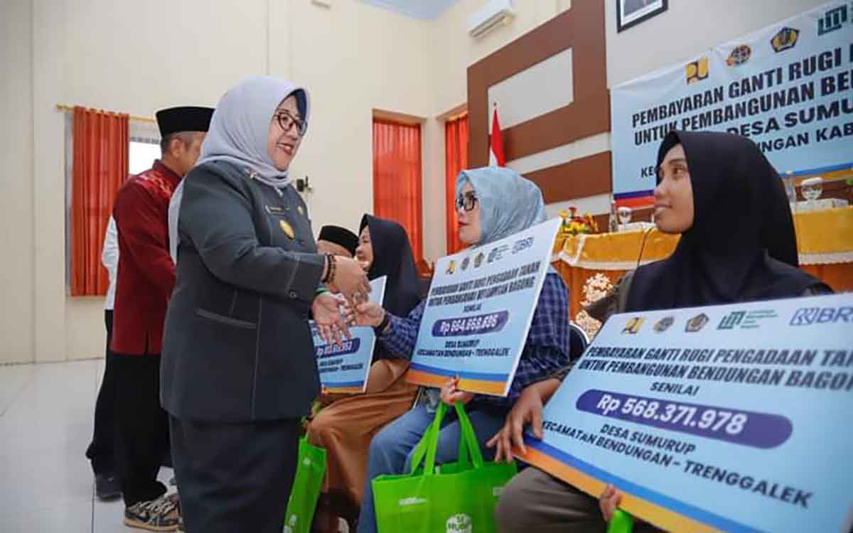 Pjs Bupati Trenggalek, Dyah Wahyu, saat menyalurkan uang ganti rugi proyek pembangunan Dam Bagong pada warga terdampak.
