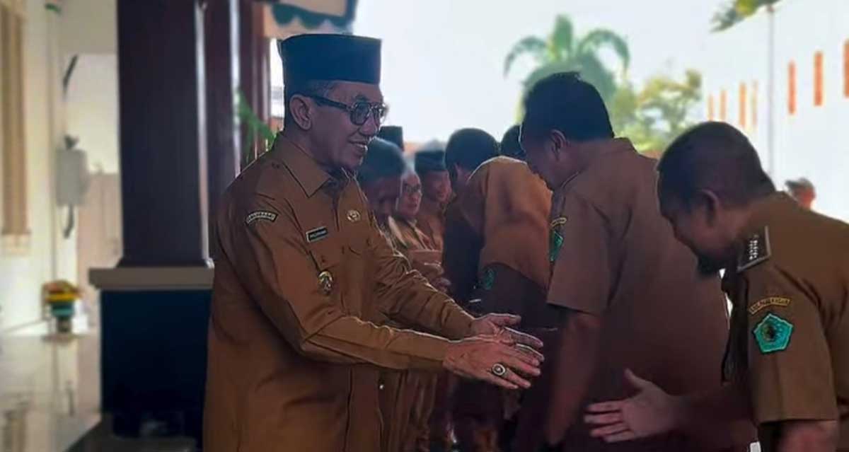 Bupati Pamekasan saat bersalaman dengan salah satu ASN.
