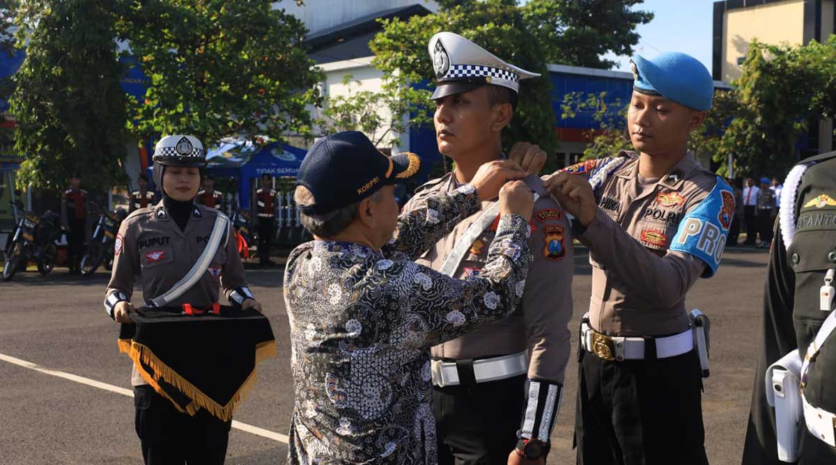 Pemasangan lencana secara simbolis dalam rangka pelaksanaan Operasi Ketupat Semeru 2026.