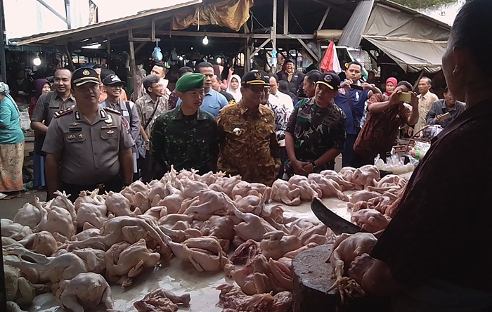  Forum Pimpinan Daerah (Forpimda) Bangkalan pantau Pasar KH. Lemah Duwur dan Pasar Arobaya, Selasa (22/05/2018).