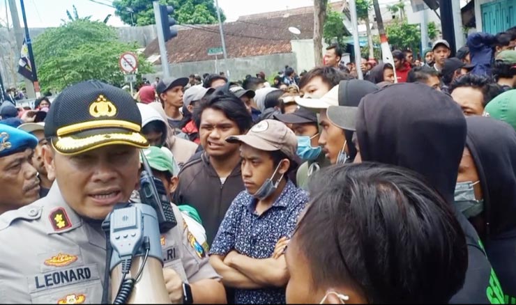 Kapolres Blitar Kota AKBP Leonard M Sinambela mencoba menenangkan massa yang hendak masuk ke ring dua.