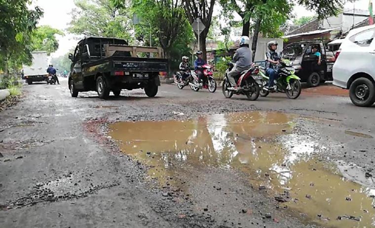 Salah satu ruas jalan di Kabupaten Pasuruan tampak dipenuhi lubang.