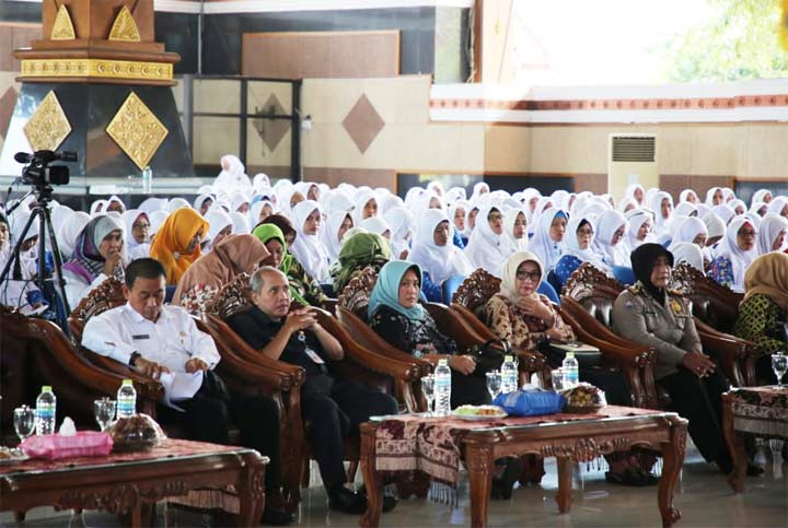 Ratusan guru PAUD saat mengikuti pembukaan pelatihan di Pendopo Krido Manunggal Tuban, Rabu (6/2).