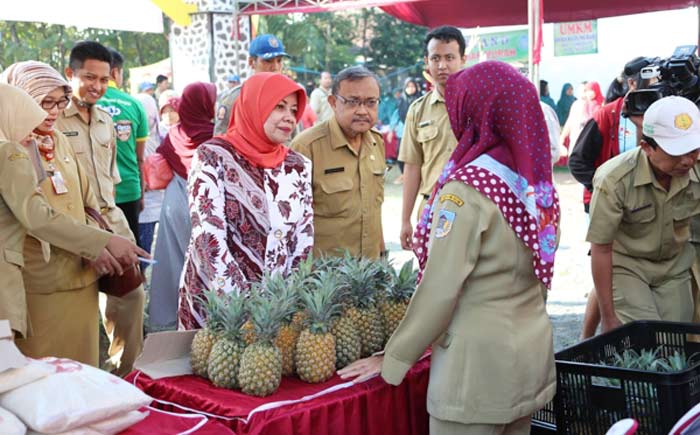 Bupati Kediri Haryanti saat meninjau lokasi pasar murah. foto: Dinas Kominfo for BO
