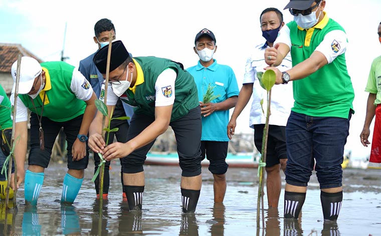 Penanaman mangrove di Pantai Kelurahan Panggungrejo Kota Pasuruan, Sabtu (20/3).
