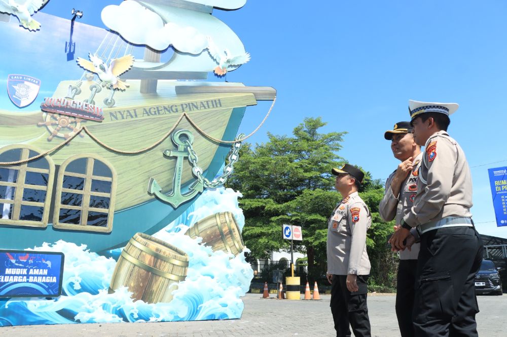  Kapolres AKBP Ramadhan Nasution saat meninjau pos pelayanan mudik di halaman Masjid Ahmad Dahlan. foto: ist.