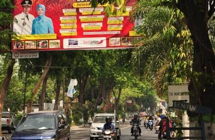 DINILAI MELANGGAR - Salah satu papan reklame yang dinilai Pemkot Kediri menyalahi peraturan dan bakal dirobohkan. foto : arif kurniawan/BangsaOnline