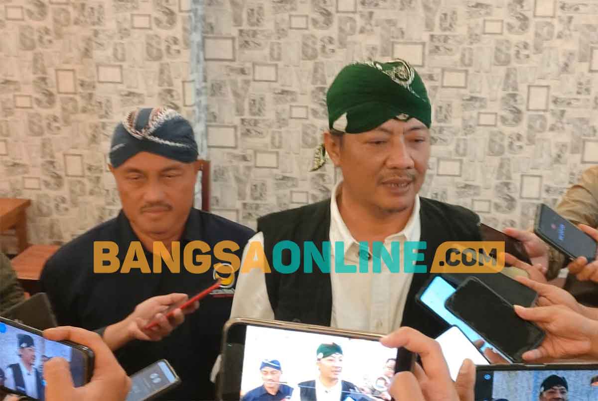 Bakal Calon Bupati Kediri, Deny Widyanarko didampingi Ketua DPD NasDem Kabupaten Kediri, Lutfi Mahmudiono, saat memberi keterangan kepada wartawan. Foto: MUJI HARJITA/BANGSAONLINE