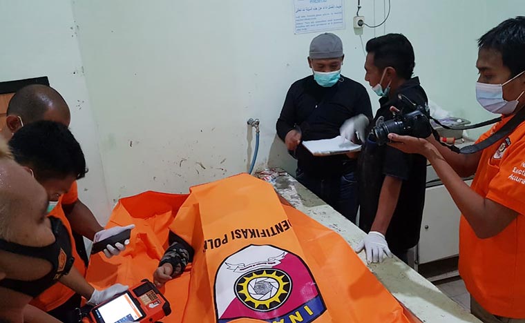 Jenazah korban dibawa ke RS untuk identifikasi.