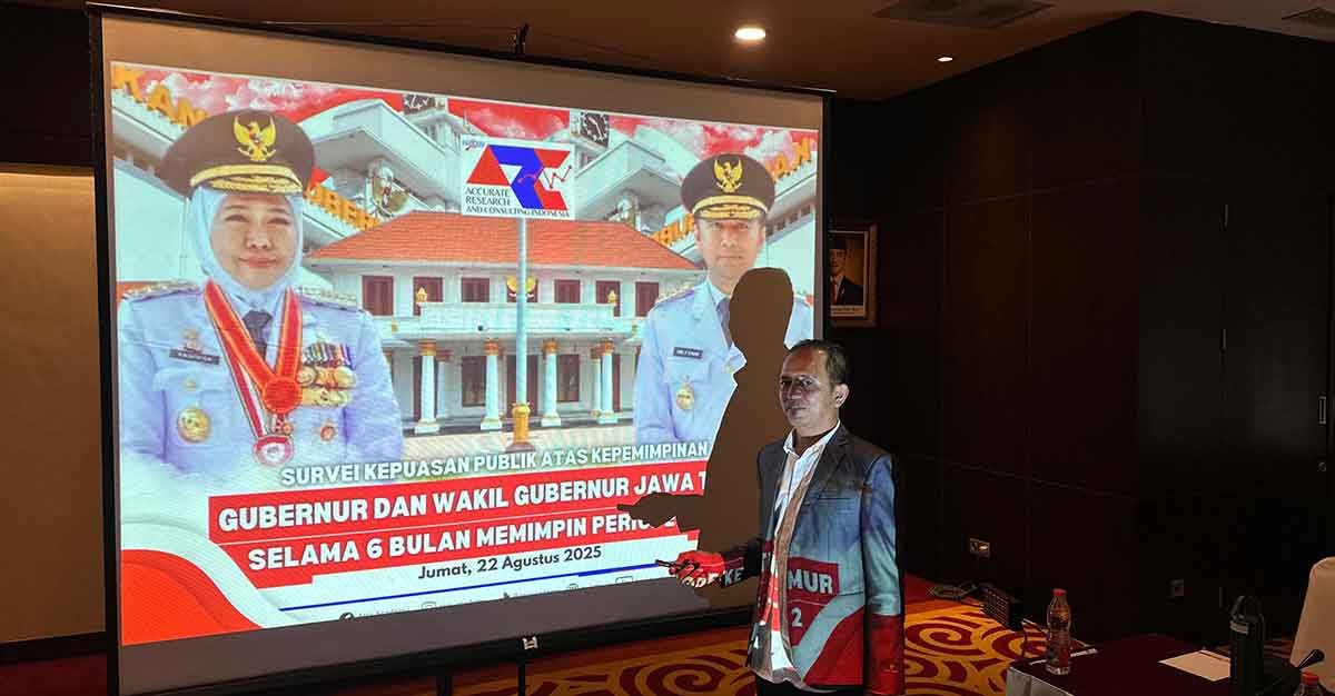 Direktur Utama ARCI, Baihaki Sirajt, saat memaparkan persentase kepuasan warga terhadap kinerja Khofifah-Emil.