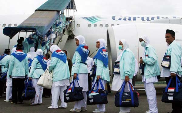 Ilustrasi. Sebagian calon jamaah haji beradai di bandara Juanda sebelum berangkat ke tanah suci.
