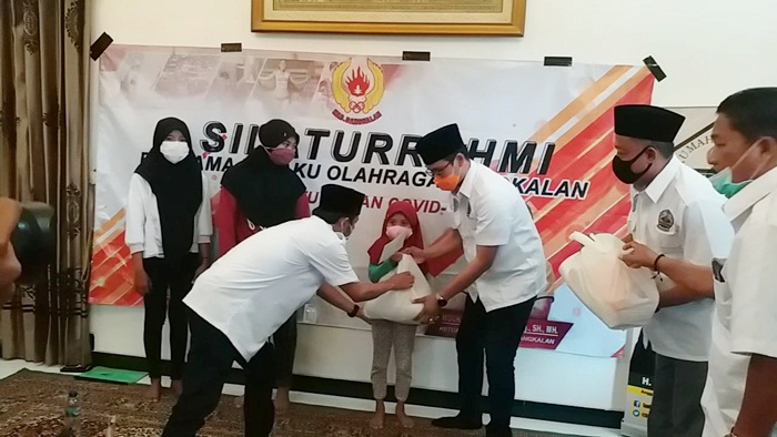 Bupati Bangkalan Abdul Latif Imron Amin dibantu Ketua KONI dan didampingi Cabor Perserosi menyerahkan bantuan sembako dan uang peminaan kepada Atlet Sepatu Roda di rumah Ketua Cabor Perserosi H. Syafiuddin Asmoro, Selasa (2/6/2020).