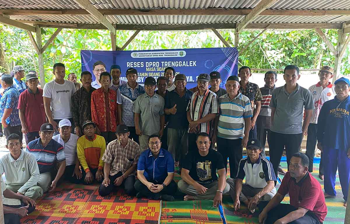 Anggota Komisi I DPRD Trenggalek, Iqmal Eaby Mugy Mahawidya, saat bersama warga.