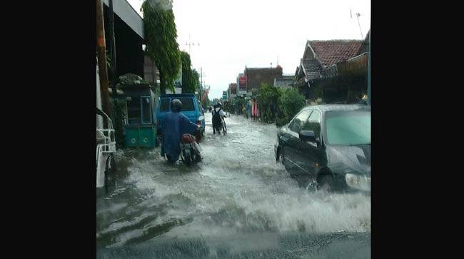 Hujan deras yang mengguyur kota Kediri mengakibatkan luapan sungai Kresek masuk ke pemukiman warga. foto: arif kurniawan/ BANGSAONLINE