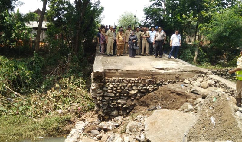 Rombongan Komisi VIII DPR RI saat meninjau jembatan yang ambrol di Desa Semendi Kabupaten Probolinggo.