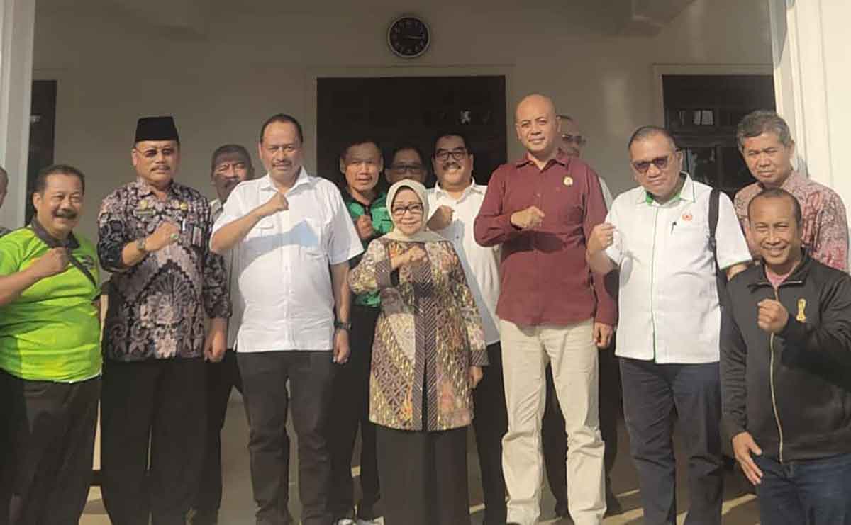 Rombongan KONI Jatim saat bertemu dengan Bupati Jombang, Mundjidah Wahab.