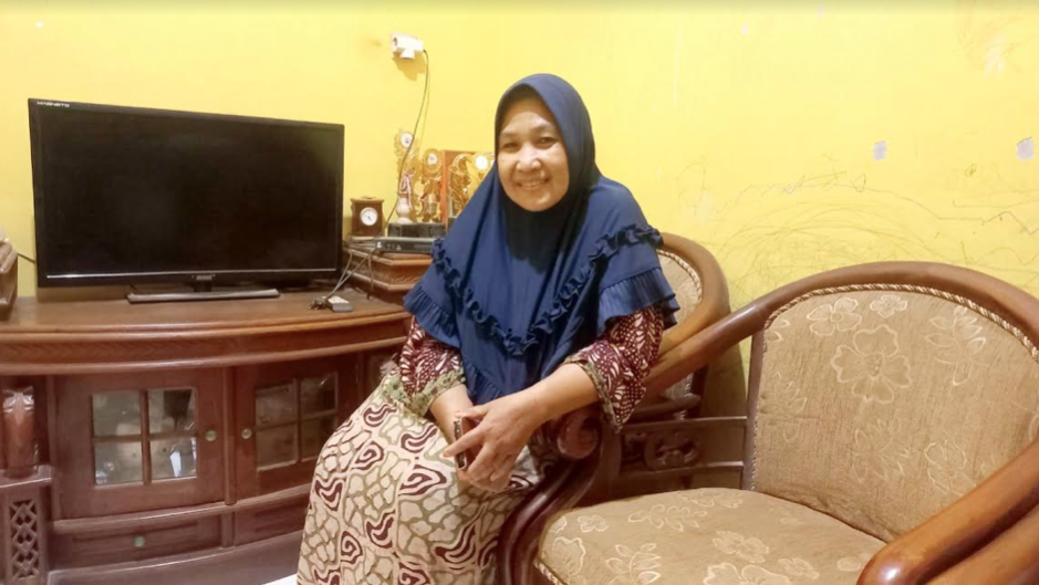 Erna salah peserta program JKN, merasakan kemudahan menggunakan aplikasi Mobile JKN untuk memperoleh layanan Kesehatan