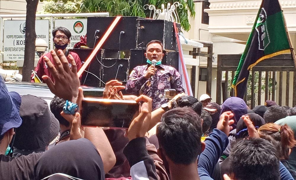 Giliran Mahasiswa Demo DPRD Gresik Tolak UU Cipta Kerja