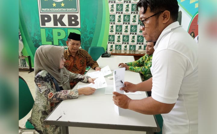 Pasangan Yoko Priyono dan Choirun Nisa saat menyerahkan berkas pendaftaran ke DPC PKB Mojokerto.