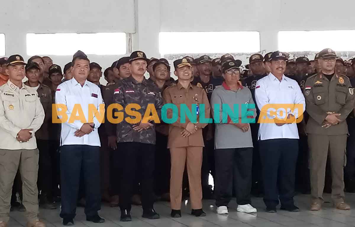 Wali Kota Madiun, Maidi, saat mengikuti apel gabungan. Foto: HENDRO SUHARTONO/BANGSAONLINE