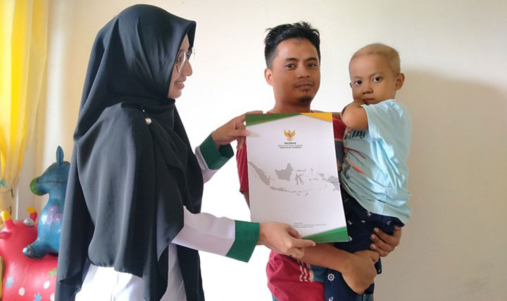 Baznas Sumenep berikan bantuan kepada Ananda Jibril Maulana penderita leukemia.