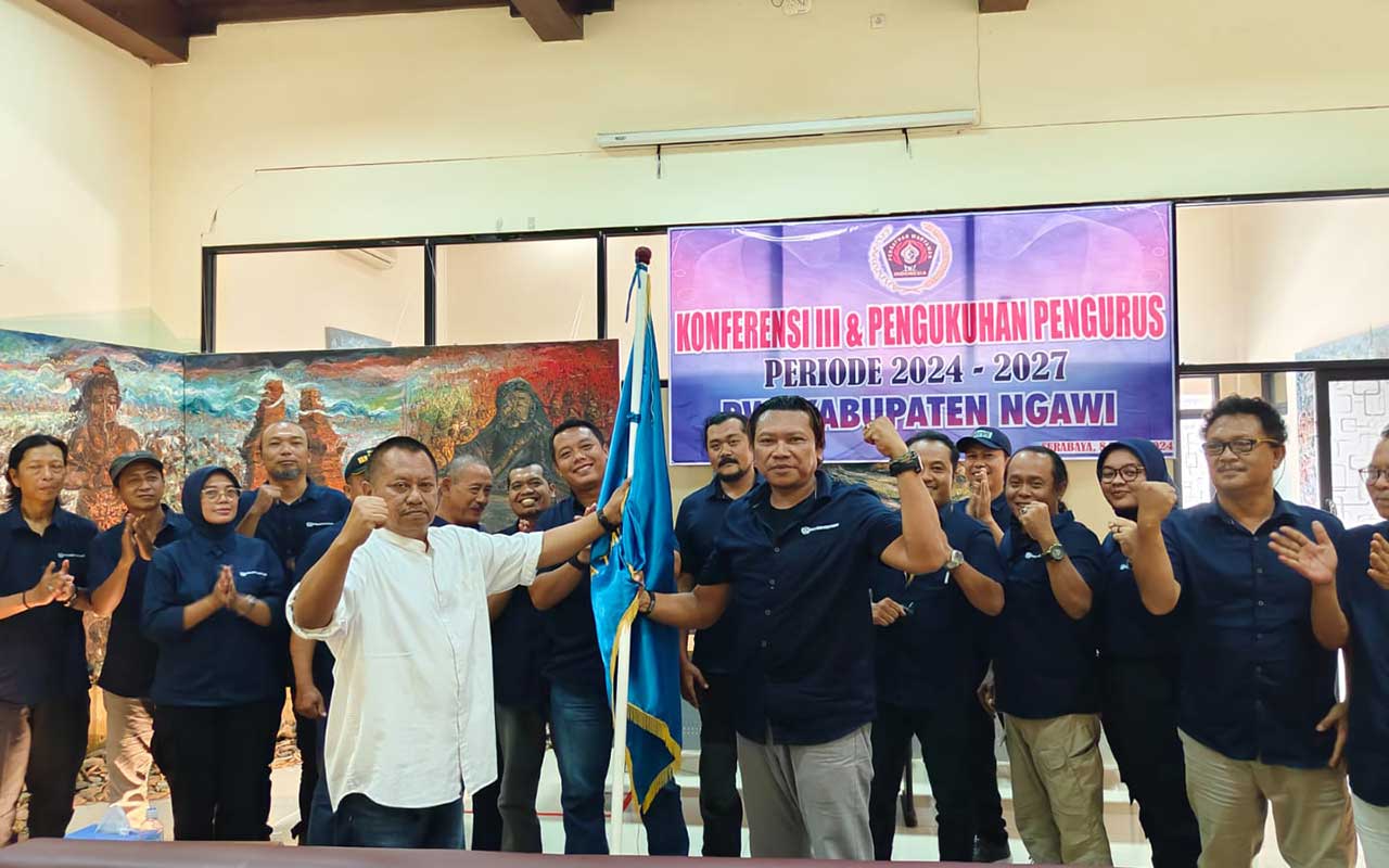 Ketua PWI Jatim bersama pengurus PWI Ngawi periode 2024-2027 di aula kantor PWI Jatim, Jalan Taman Apsari, Surabaya, Jumat (8/3/2024).