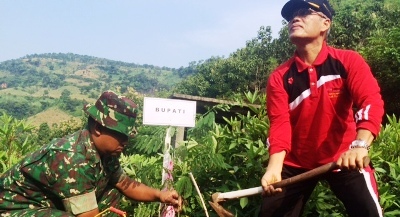 Wakil Bupati Kediri Masykuri saat menanam pohon di perbukitan wilayah Desa Tarokan Kabupaten Kediri. foto: arif kurniawan/ BANGSAONLINE