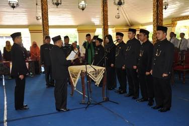 ?Prosesi pelantikan pejabat struktural di Dinas Kesehatan dan Direksi PT BPRS Bakti Sumekar Sumenep. Foto-foto: lukman/BANGSAONLINE
