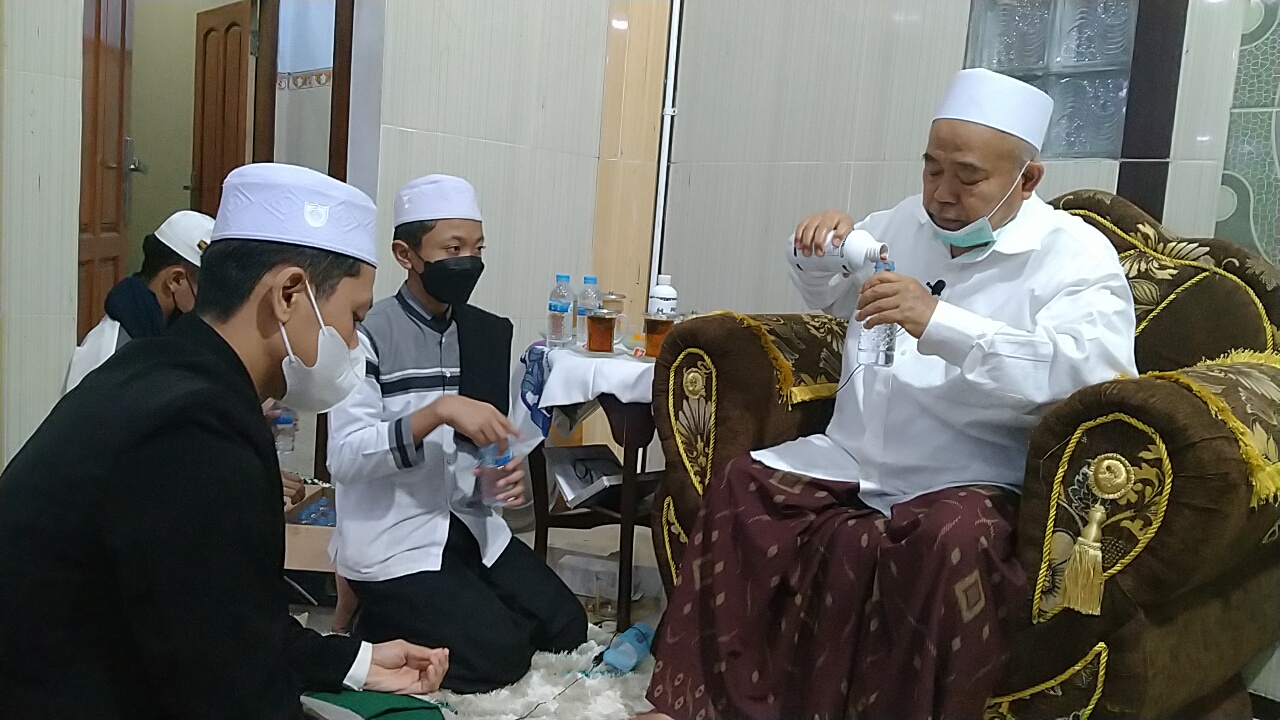 Prof. Dr. KH. Asep Saifuddin Chalim, M.A. mencampur sendiri minuman kesehatan probiotik dengan air mineral untuk para santrinya di Masjid Raya KH Abdul Chalim Pondok Pesantren Amanatul Ummah Pacet Mojokerto, Selasa (13/7/2021). foto: MMA/ bangsaonline.com