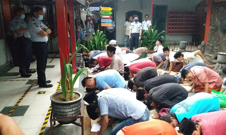Para Narapidana yang bebas dengan program asimilasi melakukan sujud syukur sebelum keluar dari Rumah Tahanan Kelas II Bangkalan, Senin (6/4).