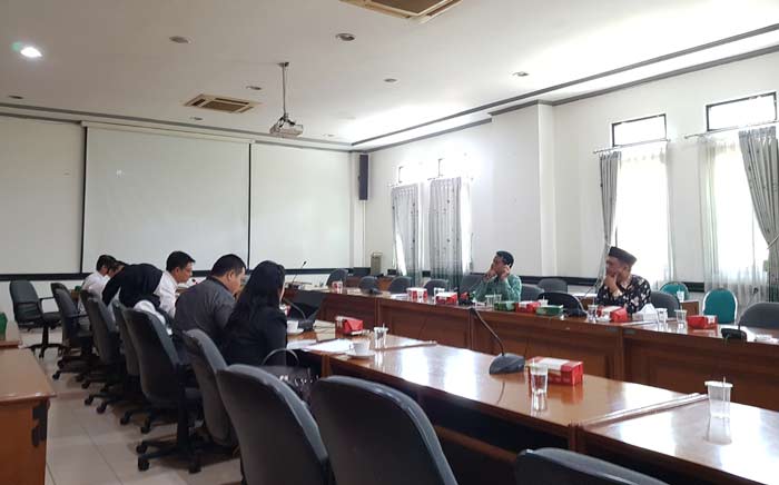 Rapat Kerja  Pansus II DPRD dengan beberapa mitra kerja diantaranya Disperindag, BP3M, Bagian Hukum pada Rabu (3/1) di Gedung DPRD lantai dua. 