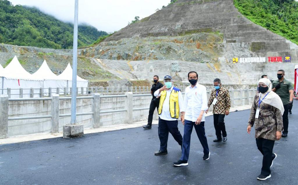 Presiden Republik Indonesia, Joko Widodo didampingi Gubernur Jawa Timur Khofifah Indar Parawansa saat meresmikan Bendungan Tukul, Desa Karanggede, Kecamatan Arjosari, Kabupaten Pacitan, Minggu (14/2). foto: ist/ bangsaonline.com