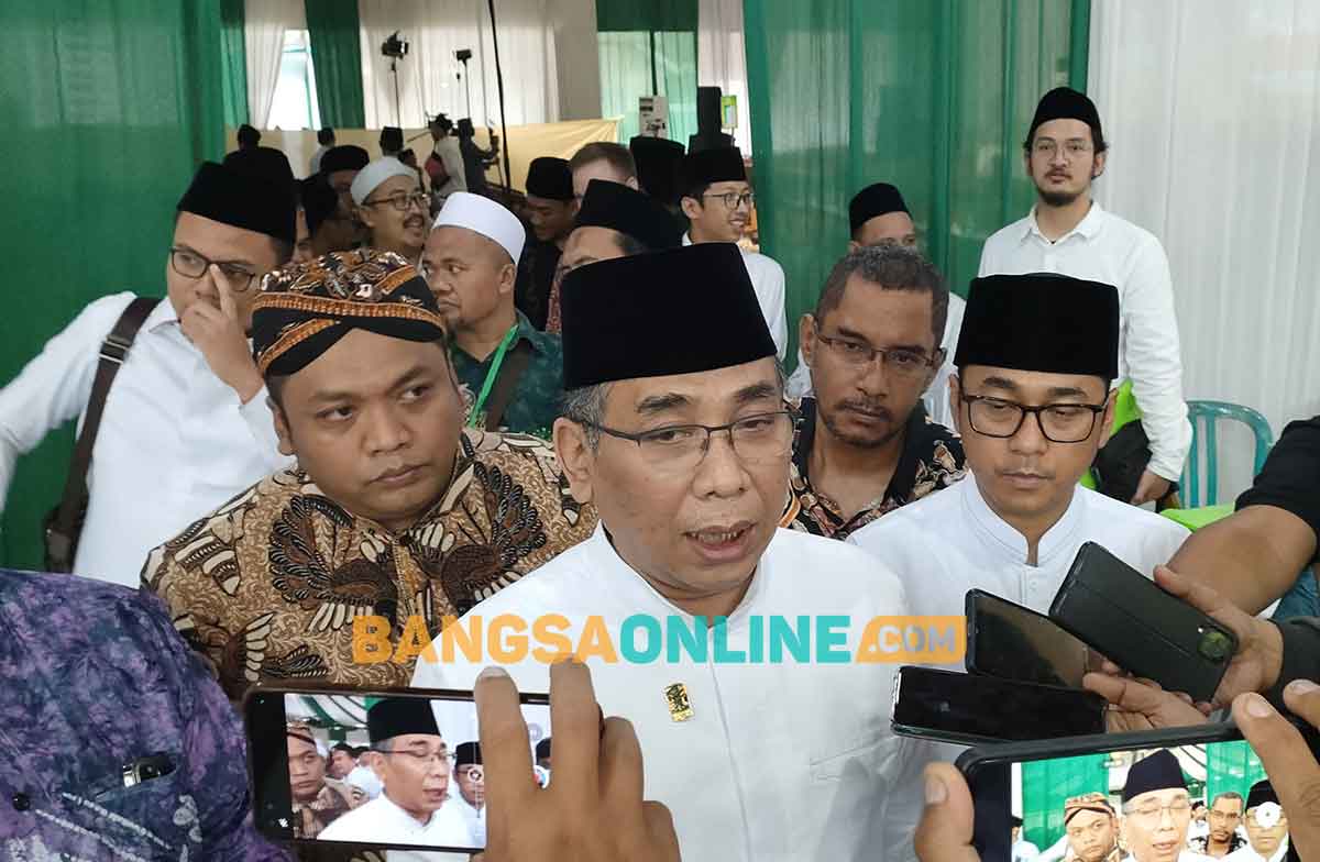 Ketua Umum PBNU, K.H. Yahya Cholil Staquf atau yang akrab disapa Gus Yahya, saat memberi keterangan kepada awak media di Ponpes Lirboyo. Foto: MUJI HARJITA/BANGSAONLINE