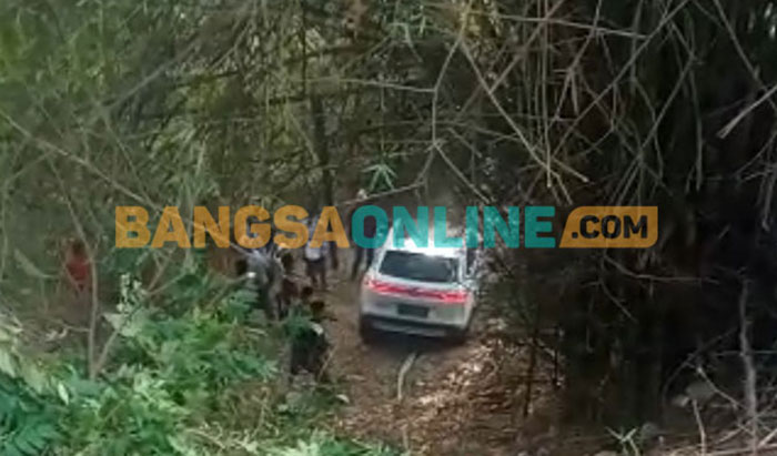 Sebuah mobil di Sampang yang terjun ke jurang. Foto: BANGSAONLINE