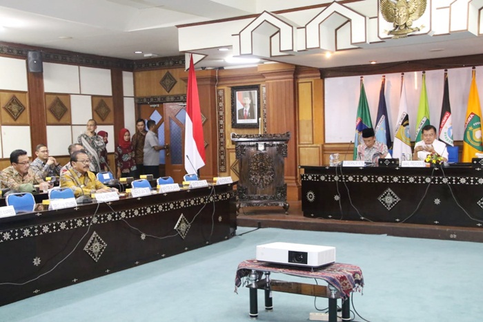 Pakde Karwo saat mengikuti rapat terbatas bersama Wapres RI, Jusuf Kalla di Lombok NTB, Selasa (21/8).