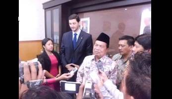 Walikota Mojokerto saat memberikan keterangan pers. (Rochmad Aris/BANGSAONLINE)