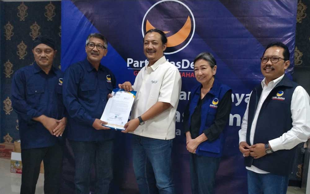Bakal Calon Bupati Kediri Deny Widyanarko saat menerima surat rekomendasi dari Ketua Badan Pemenangan Pemilu (Bappilu) DPW Partai Nasdem Jawa Timur, Suhandoyo, 6 Juni lalu. Foto: Ist. 