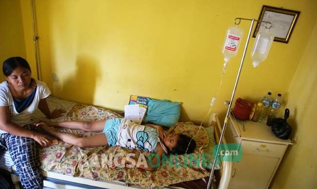 Salah satu korban saat dirawat di Puskesmas. foto: rony suhartomo/ BANGSAONLINE
