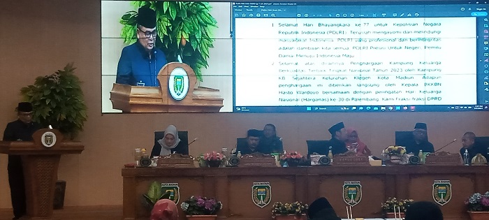 Penyampaian pemandangan umum sekaligus pendapat akhir fraksi-fraksi dari DPRD kota Madiun.(Foto : Hendro Suhartono).