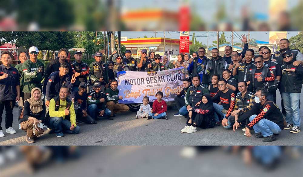 Para anggota Motor Besar Club Jawa Timur atau MBC Jatim foto bersama usai acara santuni anak yatim dan panti jompo serta bagi-bagi takjil di jalan raya depan SPBU Sedati Albatros, Ahad (31/4/2024). Foto: M Sulthon Neagara/ BANGSAONLINE