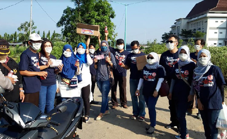 Relawan Gotong Royong dibantu Aparat Kepolisian dan Keluarahan Mrican, saat akan membagikan masker dan sabun cuci tangan di Pasar Mrican. foto: MUJI HARJITA/ BANGSAONLINE