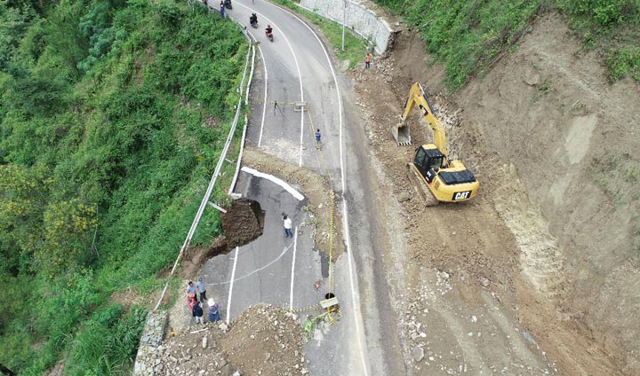 Jalur yang ambles di kawasan Wates, Kecamatan Slahung, Kabupaten Ponorogo.