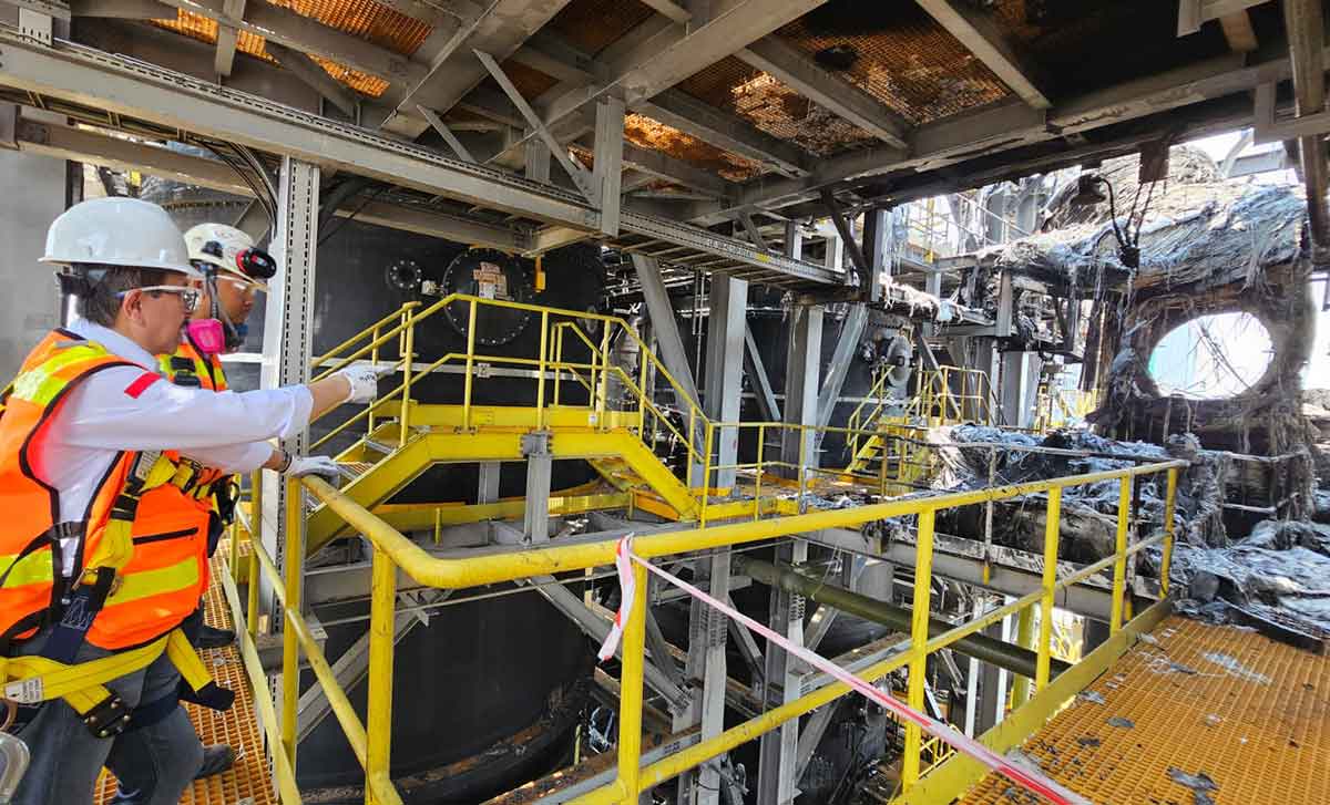 Presdir PTFI, Tony Wenas, saat inspeksi ke lokasi kebakaran Common Gas Cleaning Plant Smelter Freeport Gresik. Foto: Ist