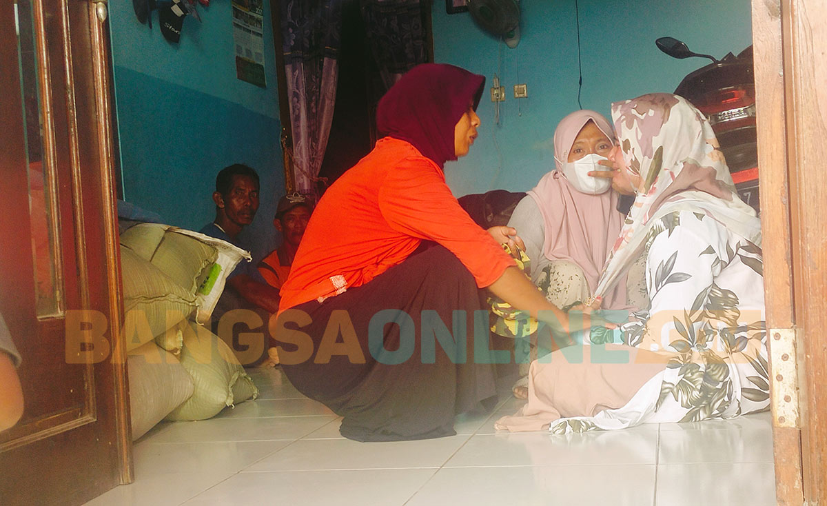 Keluarga salah satu korban perahu karam sedang menangis di rumahnya desa Semambung Kecamatan Kanor. foto: EKY NURHADI/ BANGSAONLINE
