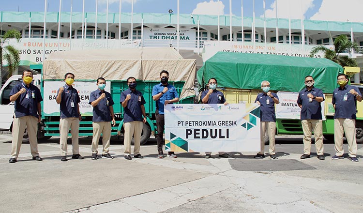 Jajaran direksi Petrokimia Gresik menyerahkan bantuan dampak Covid-19 di wilayah Pulau Madura. Foto: ist.