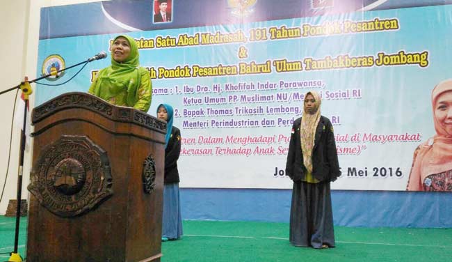 Menteri Sosial, Khofifah Indar Parawansa saat memberikan kuliah umum di depan ribuan santri di GOR Said Chasbullah, Tambakberas, Jombang, Minggu (15/5). foto: BANGSAONLINE