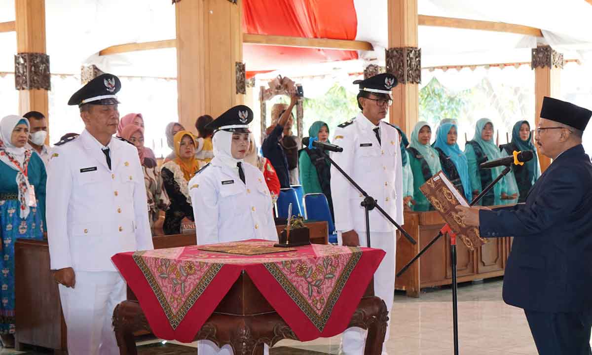 Bupati Situbondo, Karna Suswandi, saat melantik 3 kepala desa hasil PAW periode 2023-2025.