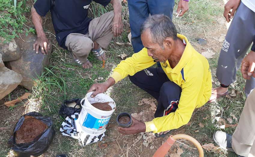 Seorang petani saat akan mempraktikkan cara membuat cairan sekam untuk membasmi hama tikus. (foto: Kominfo)