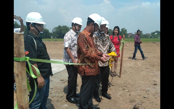 Para pimpinan dari Greenland saat melakukan Grounbreaking perumahan Palazzo. Foto: ARIF K/BANGSAONLINE

